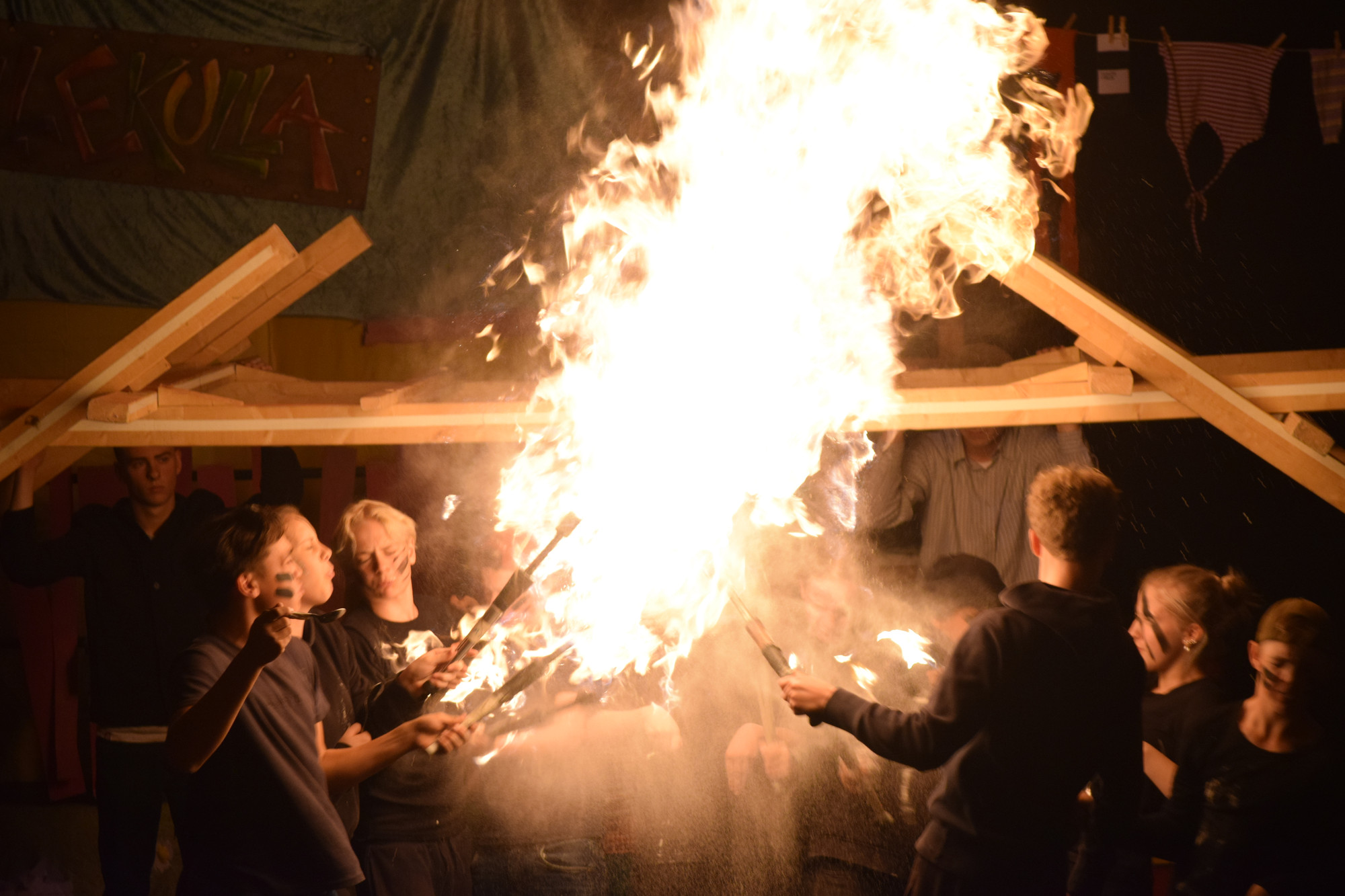 Elever som lager flammer på sirkusforestilling